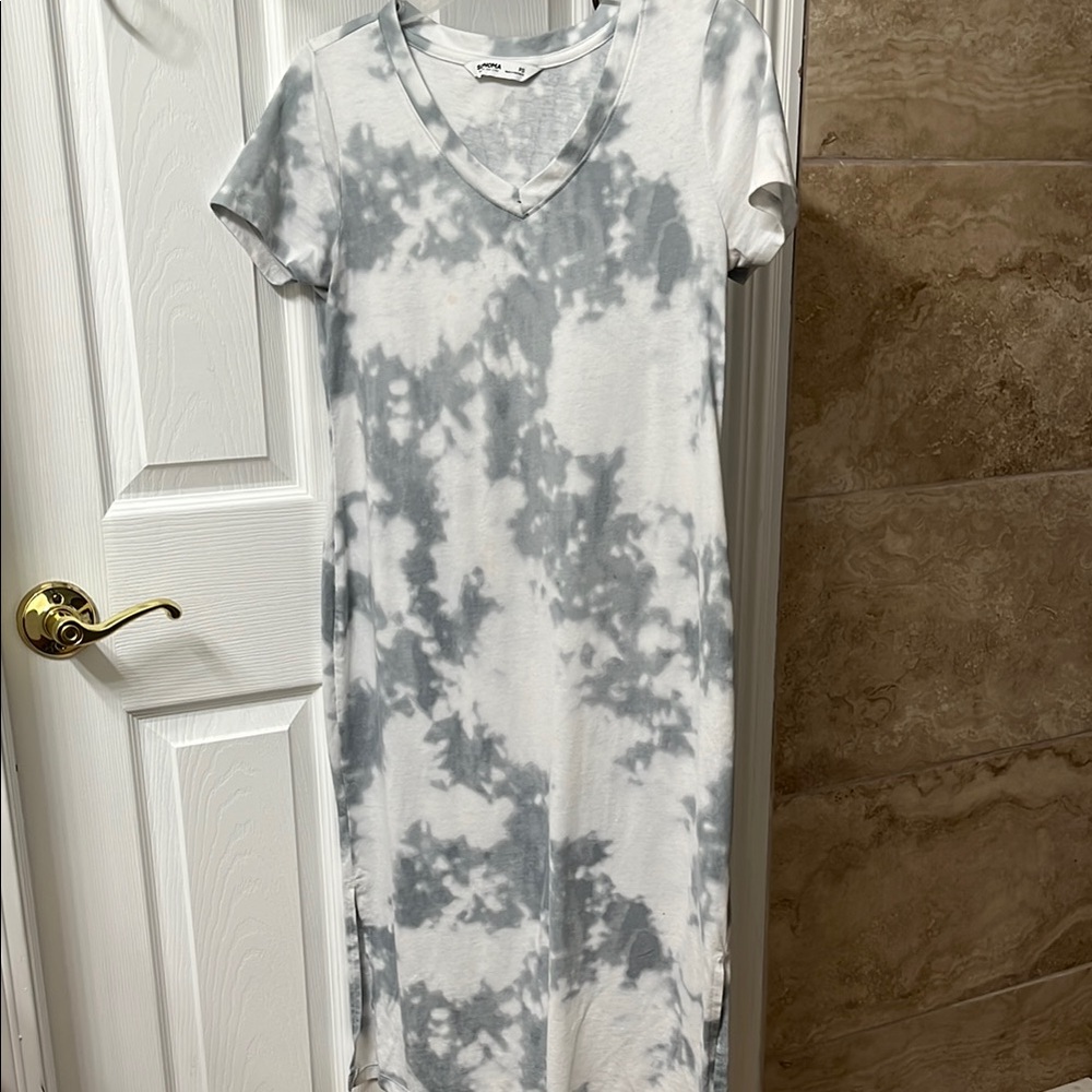 Sonoma Gray and White V-Neck Sheath Dress